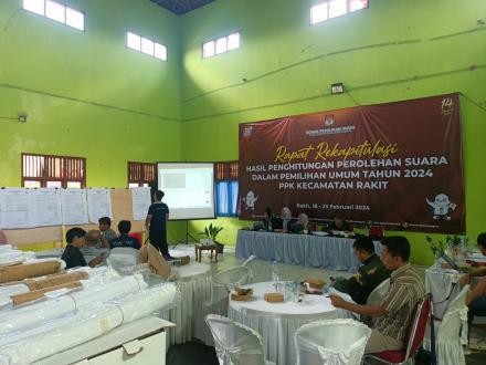 PPK KECAMATAN RAKIT GELAR RAPAT PLENO PENGHITUNGAN PEROLEHAN SUARA PEMILU 2024